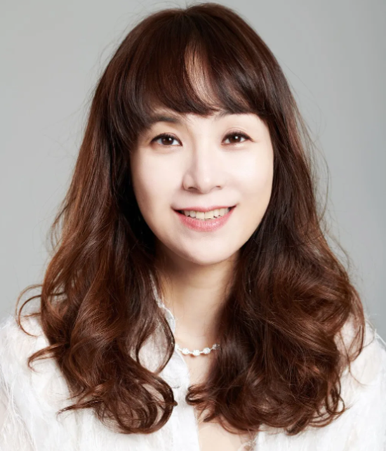 "처음엔 인기란게 뭔지 몰랐을 때라 정신이 없었죠." 90년 12월 발표한 정규 1집 타이틀곡 '너를 사랑하고도'는 전유나의 뛰어난 가창력에 힘입어 6개월만에 히트곡 반열에 올랐다. /전유나