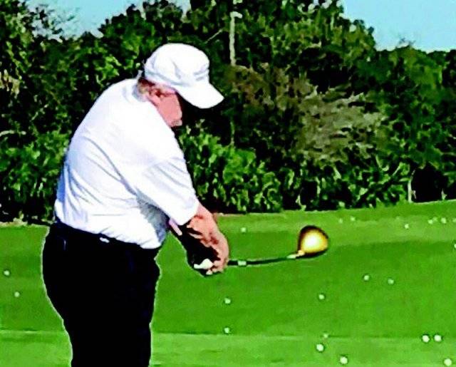 도널드 트럼프 전 미국 대통령이 재임 시절 아베 신조 전 일본 총리에게 선물 받은 것으로 추정되는 ‘금장 혼마 골프채’로 골프를 치는 모습. 사진 출처 트위터