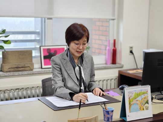 안정임 서울여대 언론영상학부 교수가 포즈를 취하고 있다. 김나인 기자