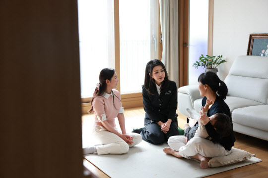 김건희 여사가 13일 순직한 고(故) 유재국 경위의 가정을 방문해 배우자 이꽃님씨와 대화하고 있다. 대통령실 제공