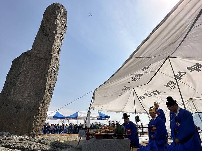 지난 3일 충남 서산시 부석면 검은여부석 선돌 앞에서 제관들이 검은여제를 지내고 있다. 송인걸 기자