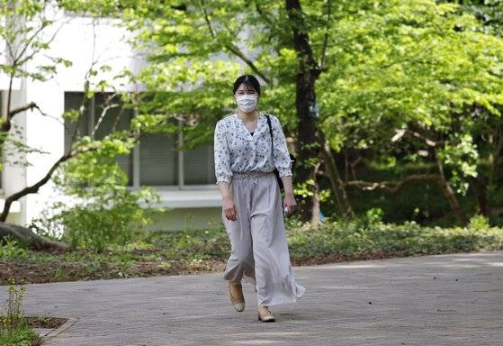 나루히토 일왕과 마사코 황후의 딸인 일본의 아이코 공주가 12일 일본 도쿄의 가쿠슈인 대학의 강좌에 참석하기 위해 걸어가고 있다. AP=연합뉴스