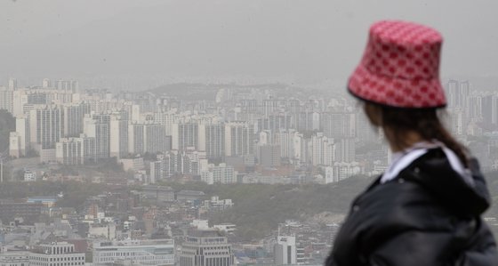 서울 용산구 남산에서 바라본 아파트 단지의 모습. 2023.4.13/뉴스1