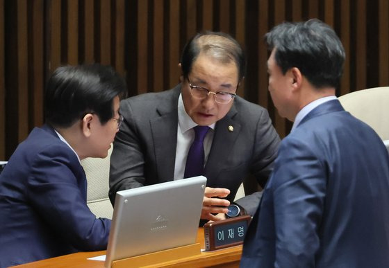 더불어민주당 이재명 대표가 13일 오후 열린 국회 본회의에서 이성만 의원과 대화하고 있다. 오른쪽은 윤관석 의원. 연합뉴스