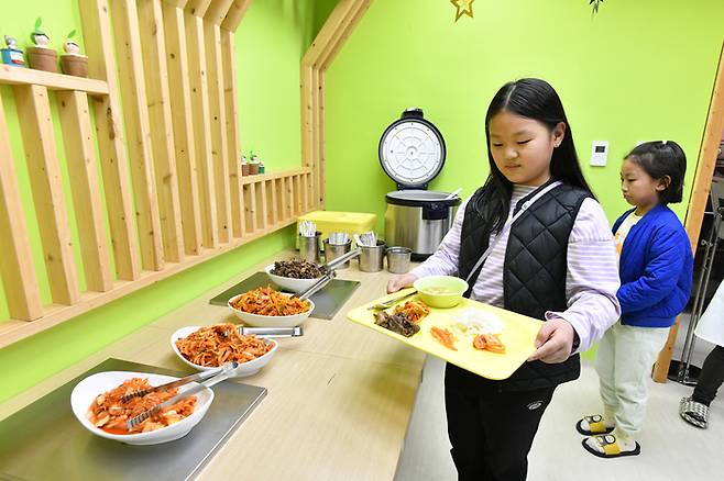 서울 중계동 노원 융합형 아이휴센터 내 ‘아동식당’에서 지난 10일 어린이들이 저녁밥을 자유롭게 뜨고 있다. 노원구 제공