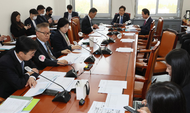 12일 오전 국회에서 기획재정위원회 경제재정소위원회가 신동근 위원장 주재로 열리고 있다. 연합뉴스