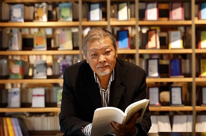 지난달 27일 카페꼼마 서울 여의도점에서 만난 강태형 문학동네 창립자. 포르투갈 리스본으로 거처를 옮겨 혼자 사는 그는 언론 인터뷰에 응하지 않기로 유명하다. 그의 언론 인터뷰는 10년 만이다. <김호영 기자>