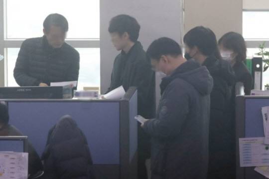 성남시청 도시개발과를 압수수색 중인 검찰 관계자들. 연합뉴스