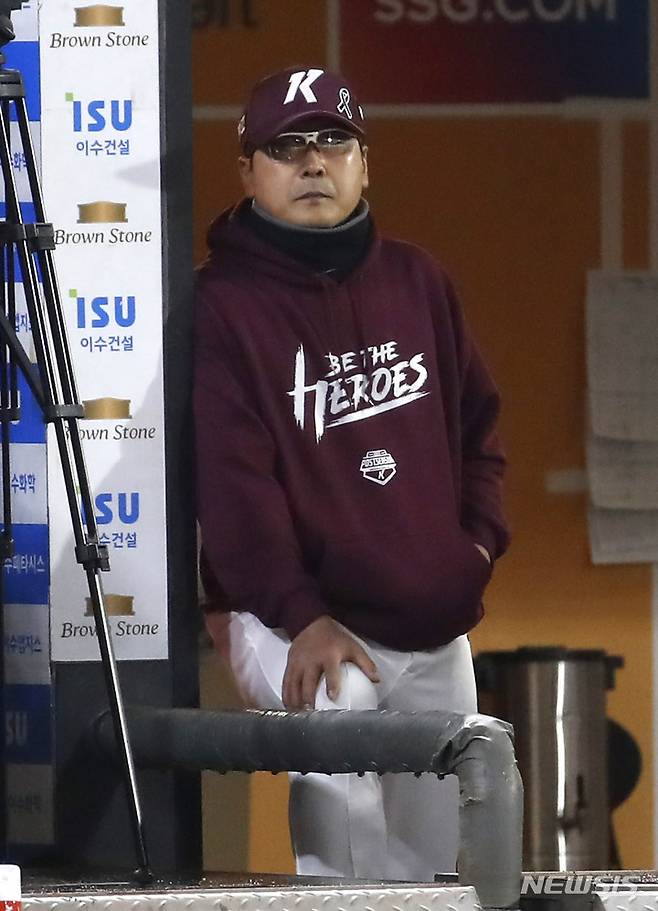 [인천=뉴시스] 정병혁 기자 = 7일 인천 SSG랜더스필드에서 열린 2022 KBO 한국시리즈 5차전 키움 히어로즈와 SSG 랜더스의 경기에서 키움 홍원기 감독이 경기를 바라보고 있다. 2022.11.07. jhope@newsis.com