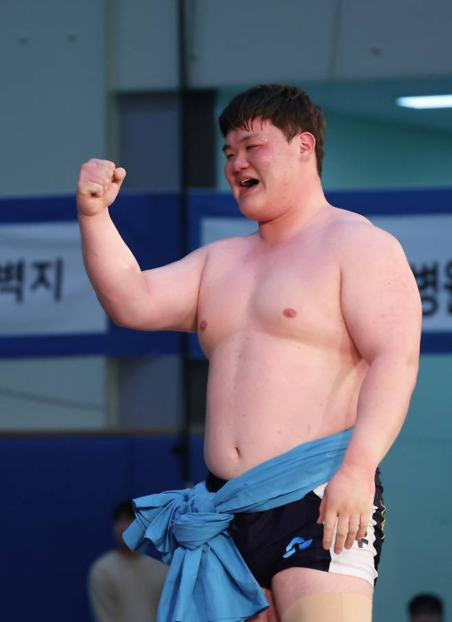 장성우가 13일 강원도 평창군 진부생활체육관에서 열린 '위더스제약 2023 민속씨름 평창오대산천장사씨름대회' 백두장사(140kg 이하) 결정전에서 이재광을 누른 뒤 주먹을 불끈 쥐고 기뻐하고 있다. 대한씨름협회