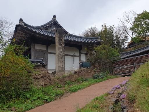 5일 경북 경주시 양동마을 내 양졸정 담장 일부가 칼로 베어낸 듯 뚫려 있다. 지난해 9월 태풍 힌남노로 이 담장이 무너졌다.