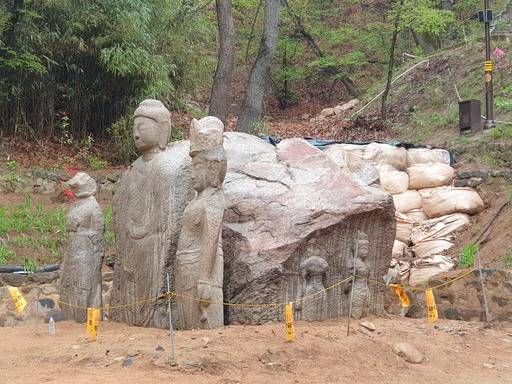 5일 경북 경주시 굴불사지석불상 부근 경사면에 토사가 쏟아지는 걸 막기 위한 모래주머니가 쌓여 있다. 굴불사지석불상은 지난해 9월 태풍 힌남노로 무너진 토사가 덮치는 피해를 보았다.