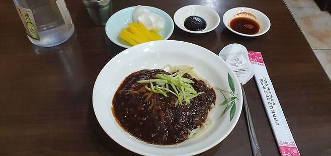 다래성의 2500원짜리 짜장면. 오이가 올려져 있고 짜장에 건더기는 거의 없다. 양이 적어 웬만한 성인은 곱배기를 시키는 것이 좋겠다. 달큰한 옛날 짜장면 맛에 매콤함이 살짝 감돈다.