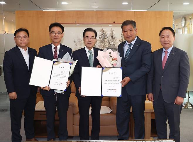 (서울=연합뉴스) 농협중앙회는 김순곤 용인포곡농협 조합장(왼쪽에서 두번째)과 신동훈 원주축산농협 조합장(왼쪽에서 네번째)을 농협 상호금융 예금자보호기금 관리위원회 신임 위원으로 위촉했다고 13일 밝혔다. 2023.04.13 [농협중앙회 제공, 재판매 및 DB 금지]