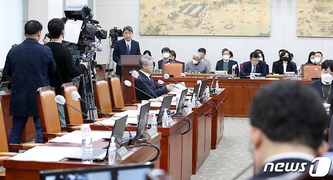 이주호 사회부총리 겸 교육부 장관이 14일 오전 서울 여의도 국회 교육위원회에서 열린 정순신 자녀 학교폭력 진상조사 및 학교폭력 대책 수립을 위한 청문회서 학교폭력 근절 종합대책을 발표하고 있다. 2023.4.14/뉴스1 ⓒ News1 임세영 기자