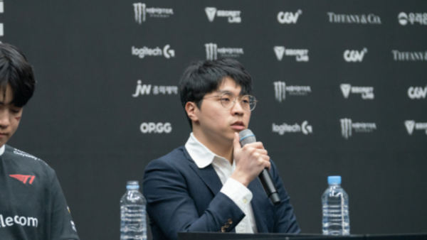 지난 9일 서울 잠실 실내경기장에서 열린 '2023 LCK 스프링 결승전' 직후 열린 인터뷰에서 배성웅 T1 감독이 인터뷰하고 있는 모습. (사진=안신혜)