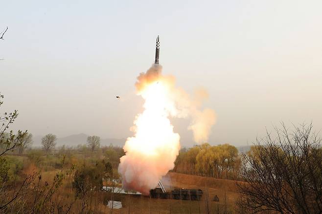 지난 13일 고체연료를 사용한 새로운 대륙간탄도미사일(ICBM) '화성포-18형(화성-18형)'가 콜드 런치 방식으로 발사되는 장면. /노동신문 뉴스1