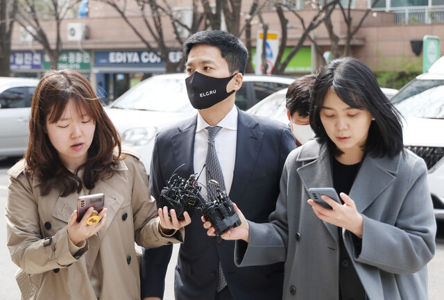 자본시장법 위반과 횡령·배임 혐의로 구속영장이 청구된 김용빈 대우조선해양건설 회장이 지난달 28일 오후 영장실질심사를 받기 위해 양천구 서울남부지법으로 들어가고 있다. 연합뉴스