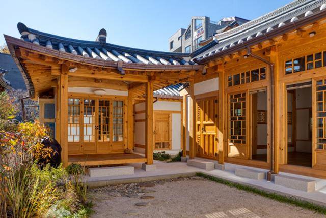 마당을 품은 한옥은 'ㄱ'자 형태의 2층 본채와 단층 별채로 구성됐다. 별채는 넓은 누마루와 연결돼 개방감이 상당하다. 이상훈 건축사진작가 제공