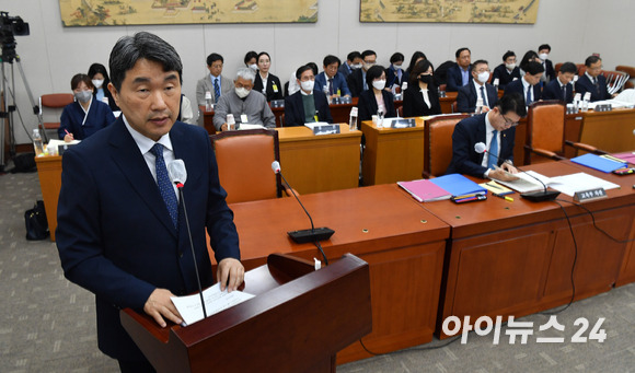 이주호 사회부총리 겸 교육부 장관이 14일 오전 서울 여의도 국회 교육위원회에서 열린 정순신 자녀 학교폭력 진상조사 및 재발 방지대책 수립을 위한 청문회에서 학교폭력 근절 종합대책을 발표하고 있다. [사진=김성진 기자]