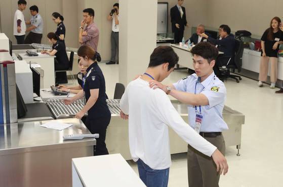 2017년 ‘항공보안경진대회’에서 항공 보안 요원들이 대인 검색을 하고 있다. 이 기사와 직접 관련 없는 자료 사진. [중앙포토]