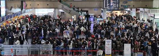 지난 7일 주말을 맞아 해외 여행을 떠나려는 여행객들이 부산 강서구 김해국제공항 국제선 출국장에서 길게 줄 서서 탑승 수속을 밟고 있다. 송봉근 기자