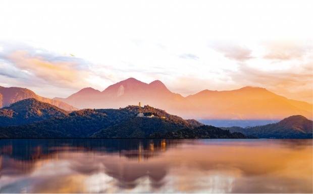 겹겹이 산들로 둘러싸여 있는 르웨탄 호수. 사계절 기후가 온난해 역대 대만 통치자들의 겨울 휴양지 역할을 했다. 멀리 산 중턱의 자은탑은 장제스가 중국 고향에 묻힌 어머니를 그리워하며 세웠다. /더 라루 제공