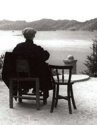 르웨탄을 바라보고 있는 노년의 장제스.