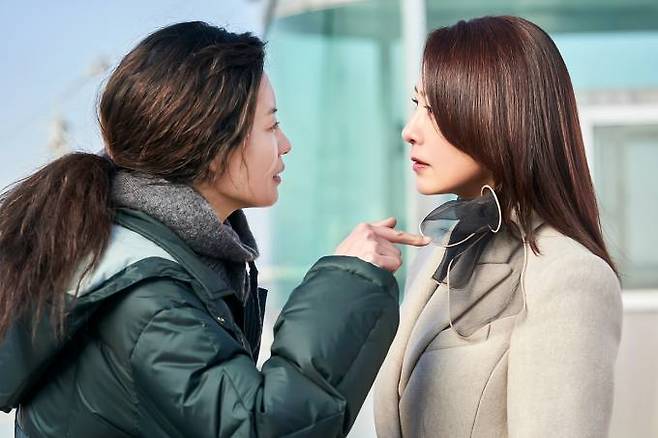 넷플릭스 오리지널 ‘퀸메이커’ 속 배우 문소리(왼쪽), 김희애. 넷플릭스