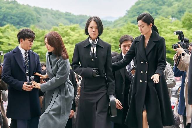 ‘퀸메이커’ 스틸. 은성그룹 둘째 딸 은채령(가운데)은 2014년 벌어진 ‘땅콩 회항’ 사건을 떠올리게 한다. 넷플릭스