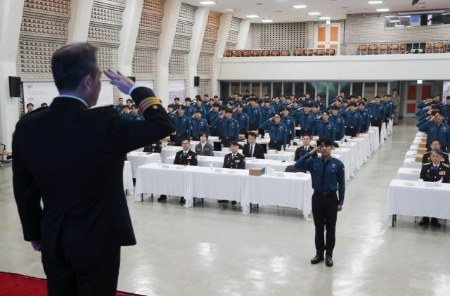 윤희근 경찰청장이 14일 서울 서대문구 청사 대강당에서 열린 의무경찰 1142기 합동 전역식에서 전역신고를 받고 있다. 뉴시스