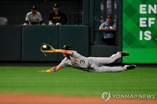 5회말 호수비를 보여준 배지환[AFP·게티이미지=연합뉴스]