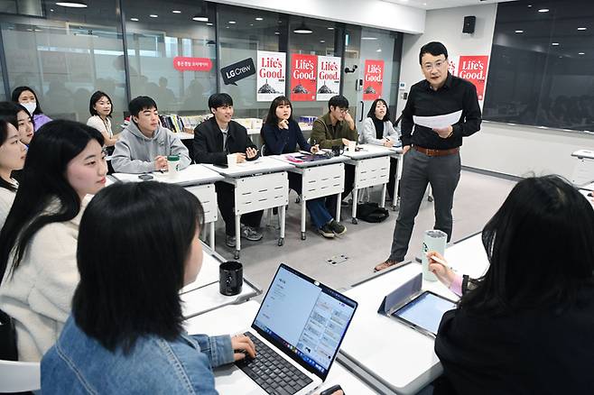 지난 12일 서울 강남구에 있는 한 공유 사무실에서 LG크루들이 모여 이철배 LG전자 CX센터장(부사장) 강의를 듣고 있다. <LG전자>