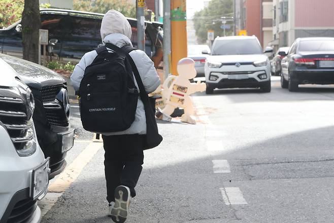 지난 12일 오전 한 초등학생이 대전 동구 용전초 인근 스쿨존(어린이보호구역)을 걷고 있다. 이곳은 초등학교로 가는 주요 통학로로 이용되지만, 안전 펜스가 설치되지 않은 가운데 차량 진출입이 잦았다. [연합]