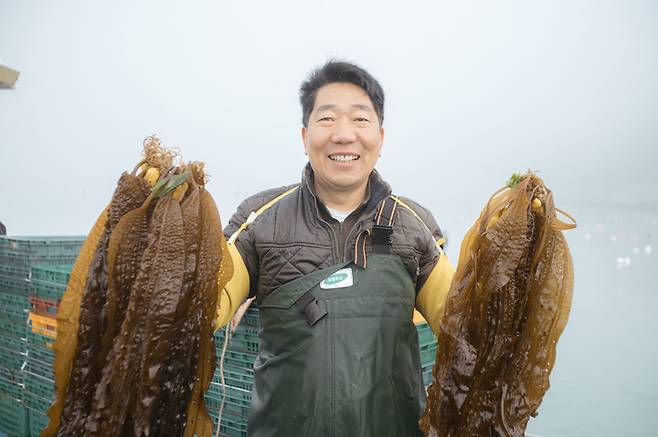 김진혁(50) 완도맘영어조합법인 전무가 채집한 미역을 들어 보이고 있다. (사진=쿠팡 제공)    *재판매 및 DB 금지