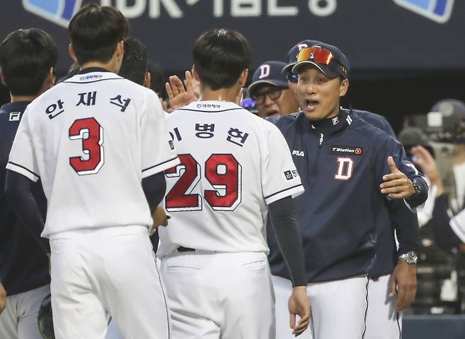 [서울=뉴시스] 김근수 기자 = 1일 오후 서울 송파구 잠실야구장에서 열린 2023 프로야구 개막전 두산 베어스 대 롯데 자이언츠의 경기 두산베어스의 12 대 10으로 승리 후 이승엽 감독이 선수들과 인사를 나누고 있다. 2023.04.01. ks@newsis.com