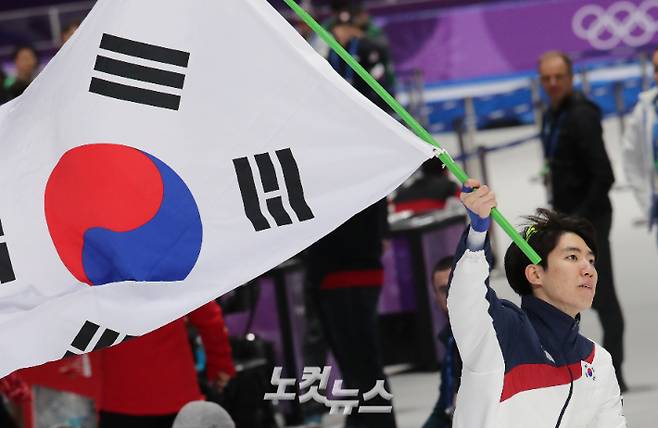 2018 평창동계올림픽 스피드스케이팅 남자 500m에 출전한 차민규가 은메달이 확정되자 태극기를 흔들며 관중에게 인사하는 모습. 당시 차민규는 동두천시청 소속이었다. 노컷뉴스