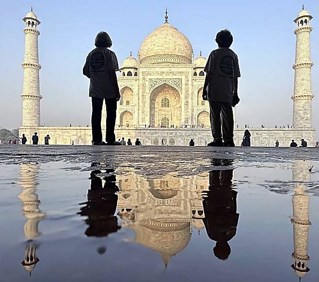 81세에 세계일주를 떠난 엘리 햄비와 샌디 헤이즐립이 인도 타지마할을 보고 있다.사진 출처: 80세의 세계일주 블로그