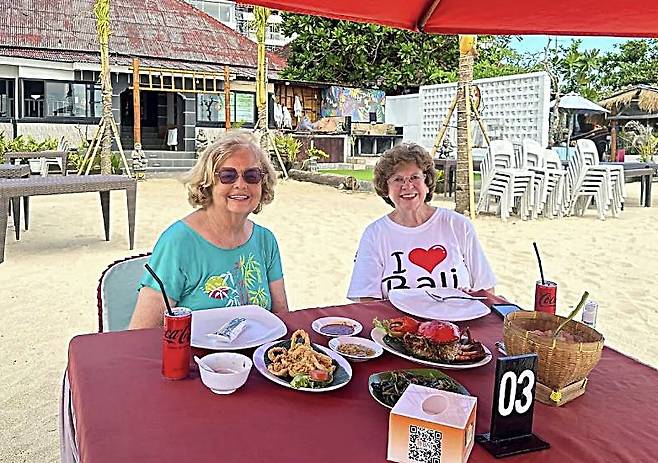 엘리 햄비와 샌디 헤이즐립이 인도네시아 발리에서 기념촬영을 하고 있다. 사진 출처: 80세의 세계일주 블로그
