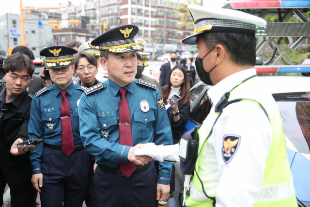 윤희근 경찰청장이 14일 서울 서대문구 서울고은초 인근 고은아파트 앞에서 실시된 대낮 음주 단속 현장을 방문해 단속 현장을 점검하고 있다. 사진 제공=경찰청