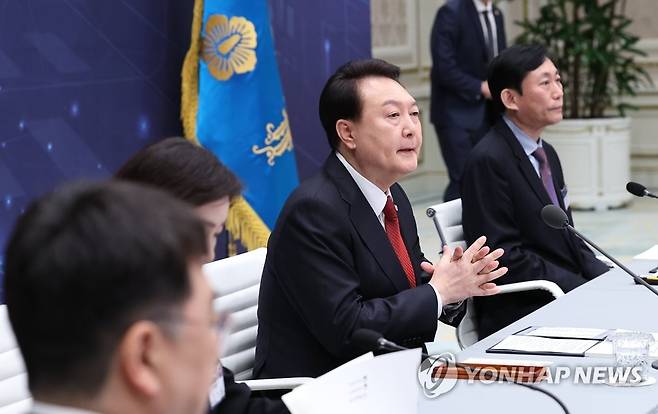 디지털플랫폼정부 실현계획 보고회 참석한 윤석열 대통령 (서울=연합뉴스) 임헌정 기자 = 윤석열 대통령이 14일 청와대 영빈관에서 열린 디지털플랫폼정부 실현계획 보고회에 참석해 자리하고 있다. 2023.4.14 kane@yna.co.kr