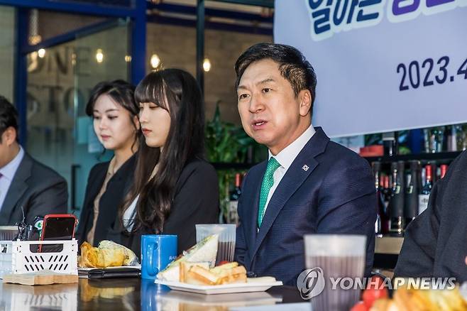 김기현 대표, 일하는 청년 간담회 (서울=연합뉴스) 국민의힘 김기현 대표가 13일 서울 구로구의 한 카페에서 열린 일하는 청년들의 내일을 위한 두 번째 이야기 간담회에서 발언하고 있다. 2023.4.13 [국회사진기자단] srbaek@yna.co.kr