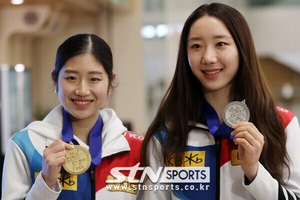 이해인(세화여고·왼쪽)와 김예림(단국대·오른쪽). 사진┃뉴시스