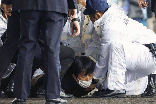 15일 오전 기시다 후미오 일본 총리가 일본 와카야마현에서 현장 시찰을 마치고 연설을 시작하기 직전 폭발음을 야기시킨 물체를 던진 남성이 체포되고 있다. ⓒ 교도/연합뉴스