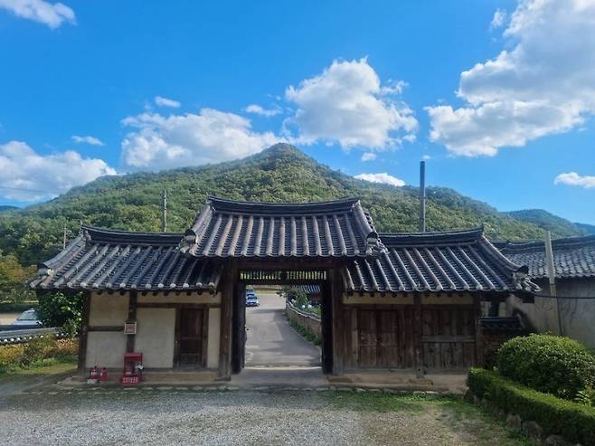 경북 고령군 합가리 개실마을에 있는 점필재 종택.  문필봉의 기운을 정면으로 받아들이는 가옥 배치다.  사진 박정해 제공