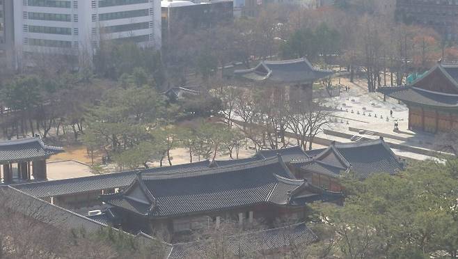 고궁이 내려다 보이는  ‘고궁 뷰’  사무실은 일반적으로 길하다고 본다.