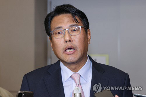 미국 워싱턴 방문을 마친 김태효 국가안보실 1차장이 15일 오후 인천국제공항 제2여객터미널을 통해 입국한 뒤 취재진을 만나 질문에 답하고 있다. 연합뉴스