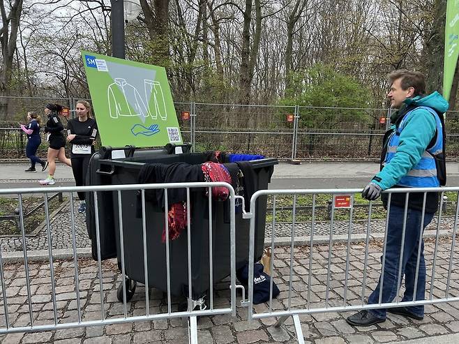 지난 2일(현지시각) 독일 수도 베를린에서 열린 2023년 베를린 하프 마라톤에서 주최 쪽은 참가자들이 마라톤 뒤 버리는 헌옷을 기부할 수 있도록 대형 수거함을 마련했다. 베를린/노지원 특파원