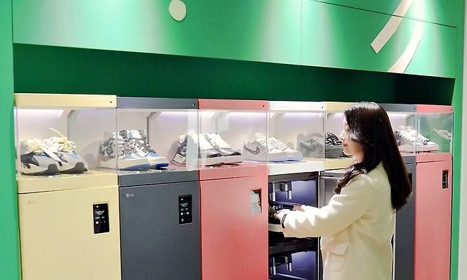 엘지(LG)전자가 15일부터 서울 마포구 연남동에 문을 연 어나더스타일에 ‘스타일러 슈케이스·슈케어’ 신발관리기가 전시돼 있다. LG전자 제공