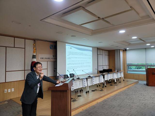 정승국 고려대 노동대학원 객원교수가 14일 국회의원회관 제2세미나실에서 열린 토론회에서 발표를 하고 있다. 사회디자인연구소 제공